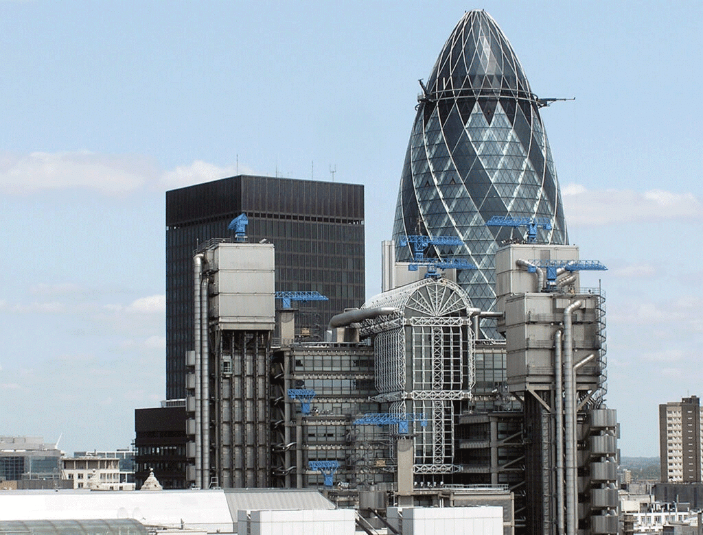 Das Lloyd’s Gebäude im Südwesten Londons (dahinter links der schwarze Aviva Tower, rechts die Spitze des Swiss Re Tower. Foto: Arpingtone