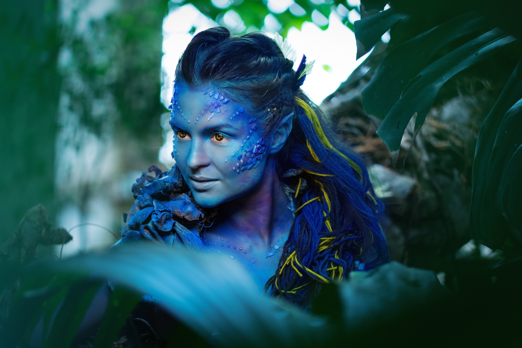 Hybride Arbeit bald Realität in der Schweiz? Avatar-Frau in einem magischen Wald.