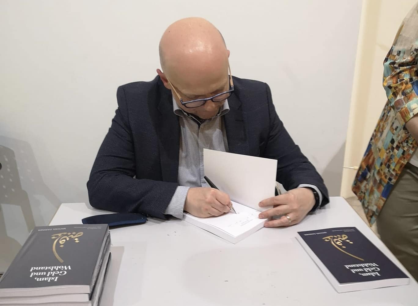Versicherungen für Muslime: Michael Gassner, Signierung in Volketswil.