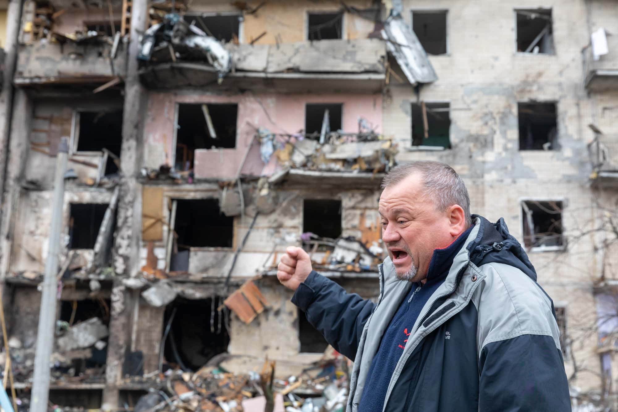 Ukraine-Konflikt: Blick auf ein ziviles Gebäude, das nach einem russischen Raketenangriff auf die Stadt Kiew beschädigt wurde. Foto von palinchak.