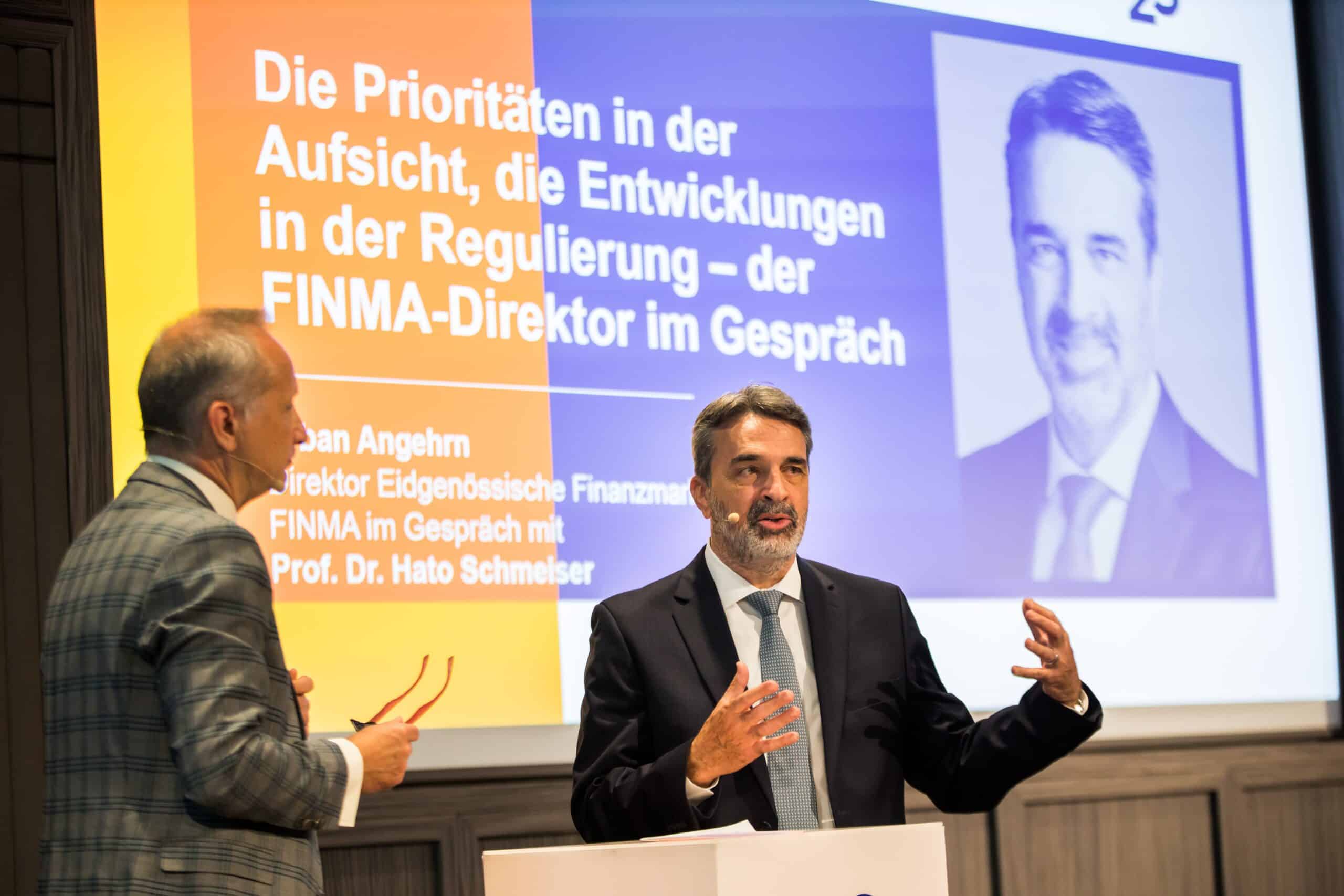 Versicherungsbroker Forum 23: Prof. Dr. Hato Schmeiser, Direktor Institut für Versicherungswirtschaft an der Universität St. Gallen, befragt Urban Angehrn, Direktor der FINMA.