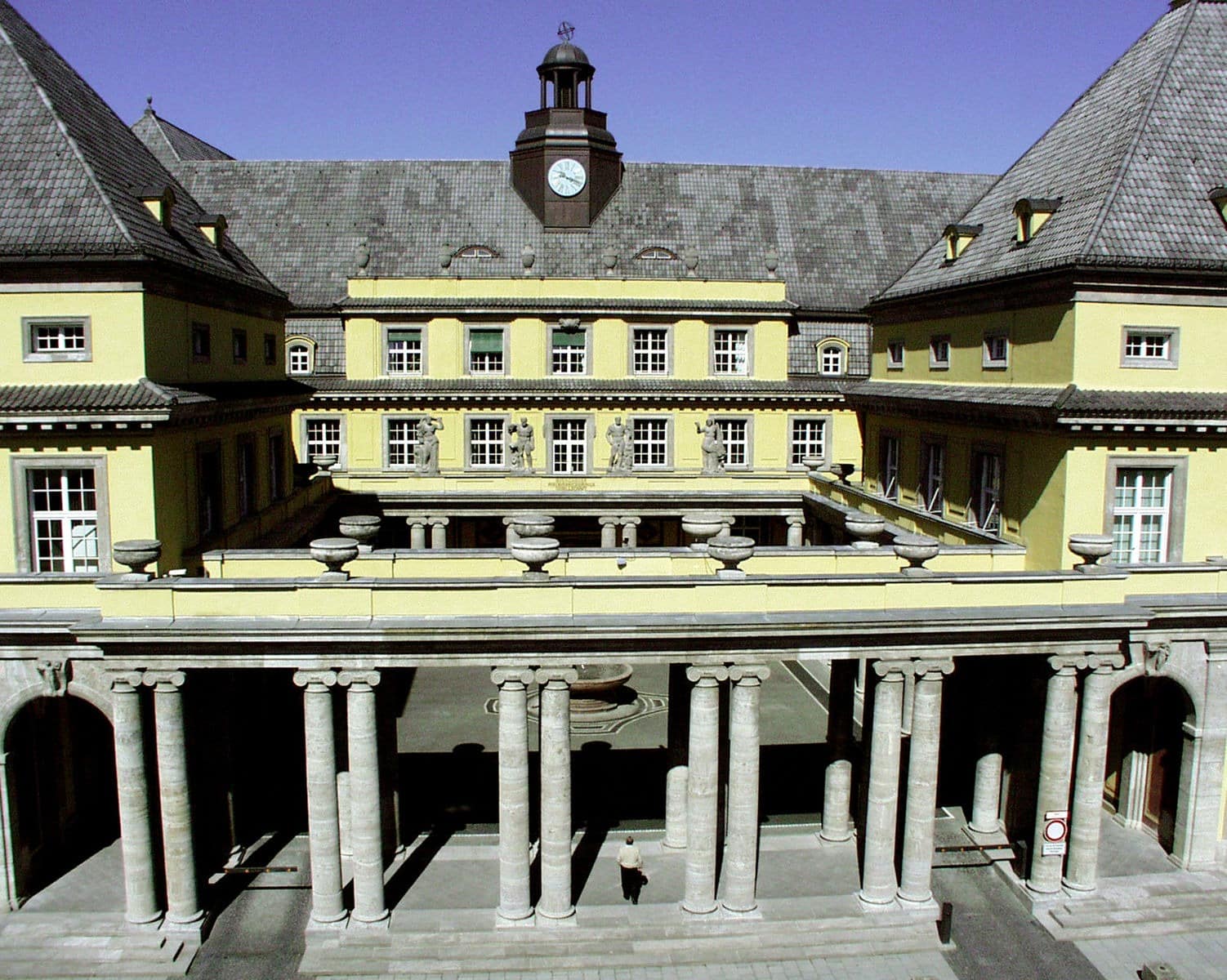 Munich Re: Hauptgebäude mit Zierhof, Königstraße 107, München. Bild: Wikimedia Commons.