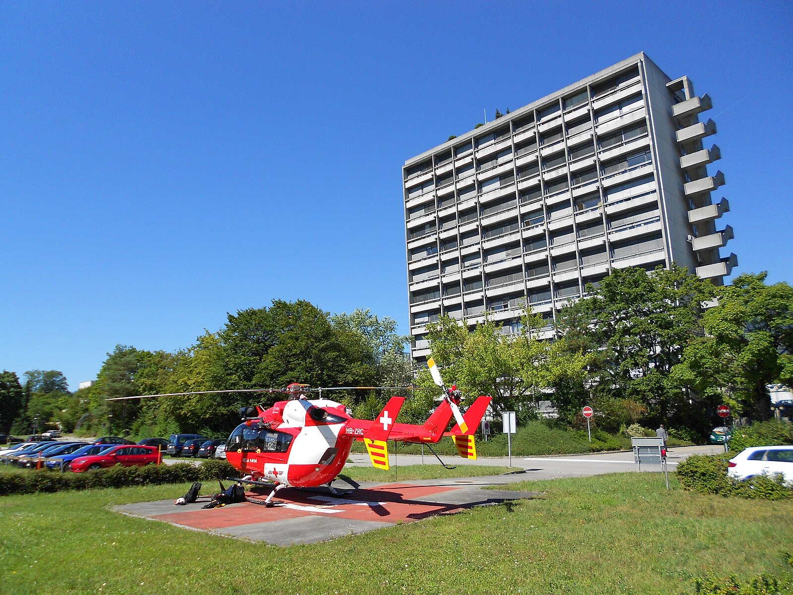 Rega Helikopter vor dem Spital Solothurn. Bild:Ch-info.ch, CC BY 3.0, via Wikimedia Commons.